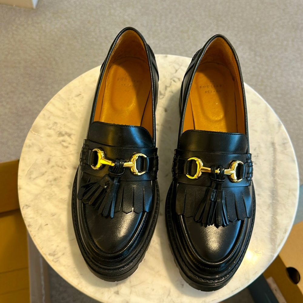 NWOT Sézane lug sole leather loafer.